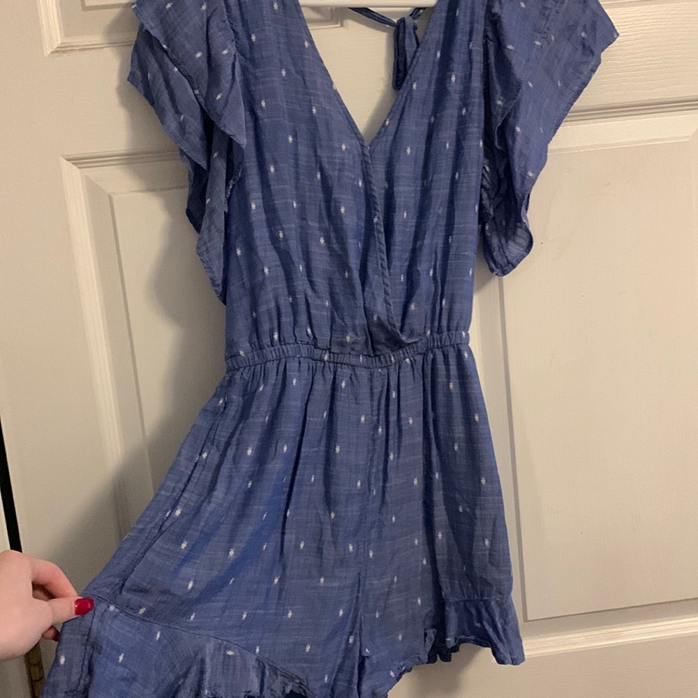 ⭐️Blue American eagle romper with white specks on it